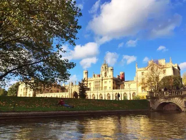 小编写完这条微信就请假去英国了,老板,这是我离英国最近的时刻