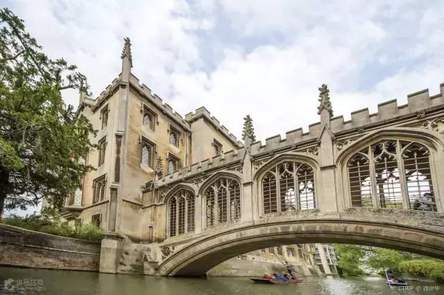 小编写完这条微信就请假去英国了,老板,这是我离英国最近的时刻