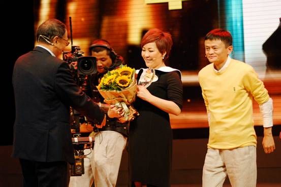 超杨澜谢娜,她才是最牛女主持,离职央视赚10亿老公竟也是大佬