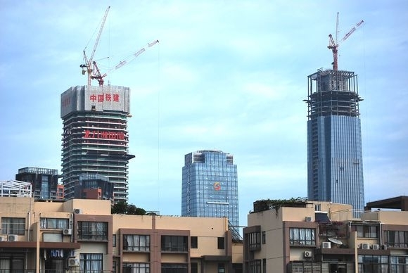 五六千工资租不起房夫妻带婴儿住网吧,凄惨!