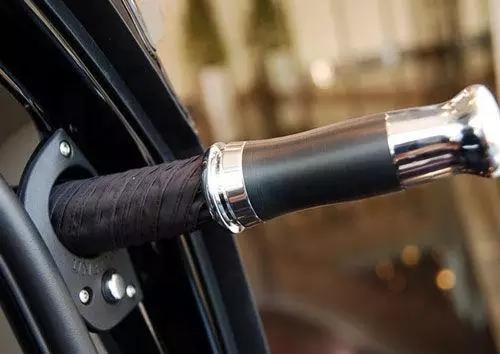 劳斯莱斯的雨伞真的值10万元吗,劳斯莱斯配备雨伞