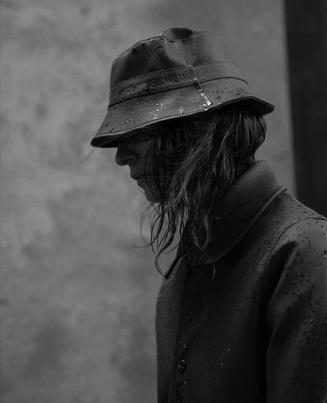 打个屁伞，真·青年就该披上雨衣起来嗨|潮物草坪