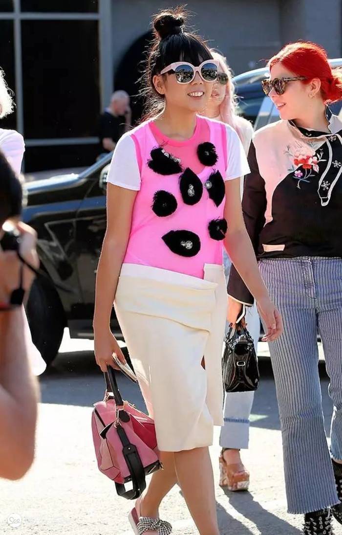 100个值得买的包包品牌,今年很流行宽肩带包包