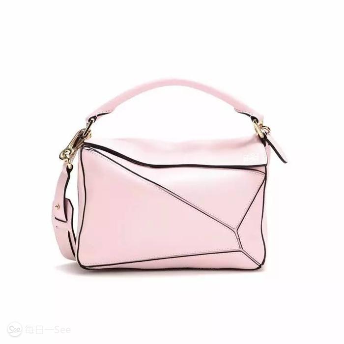 100个值得买的包包品牌,今年很流行宽肩带包包