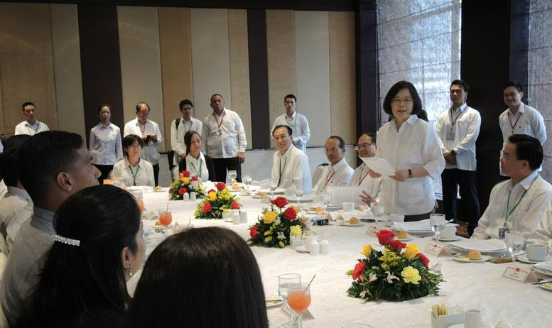 “重要位置”观礼靠P图?蔡英文“外交首秀”尴尬不止一点点