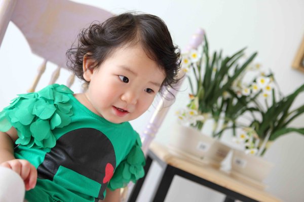 从小头发就是自来卷,从小就有浓密的秀发