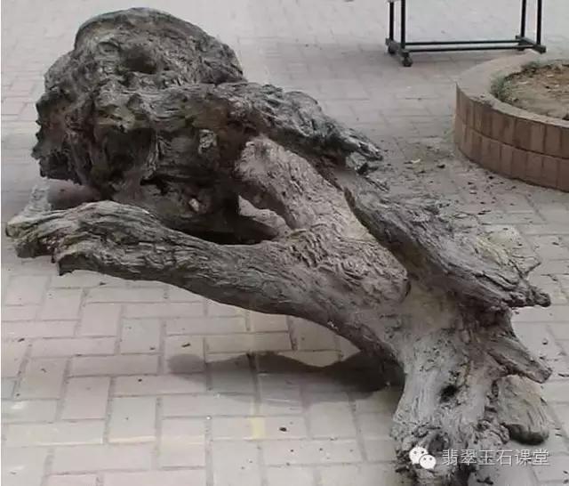 拆70年老宅发现100多年前的乌木,农民挖出一个天价的乌木