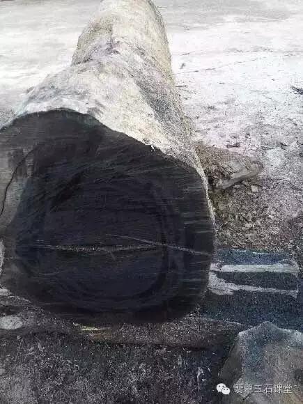 拆70年老宅发现100多年前的乌木,农民挖出一个天价的乌木