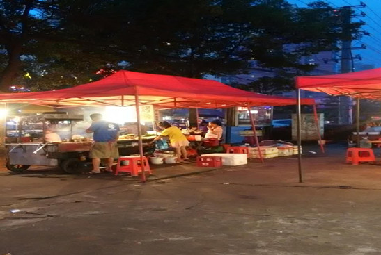 小伙摆摊卖烧烤一个月5万,卖烧烤一年赚10万