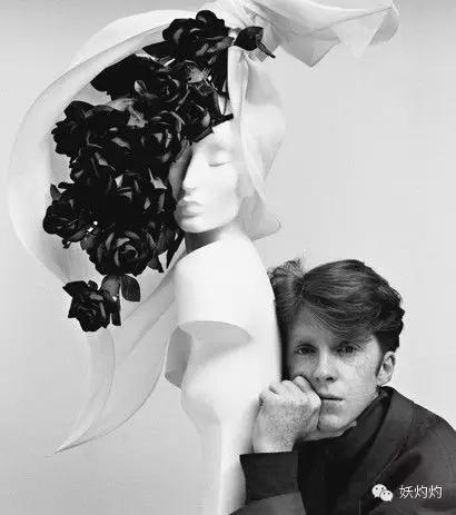 英国皇室帽子设计,英国皇室西装设计师