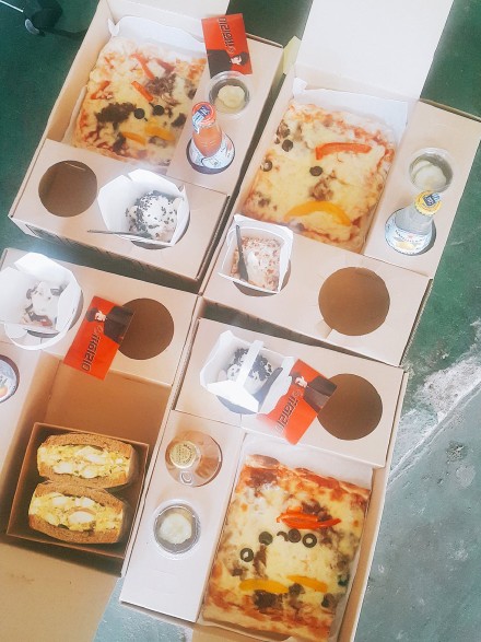 张艺兴给粉丝送礼,张艺兴给练习生粉丝送礼物