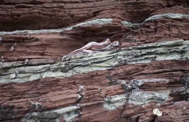 图：人体彩绘裸模藏进美景