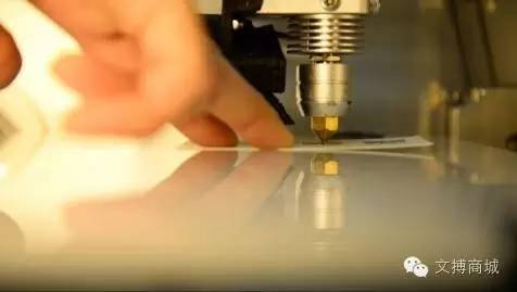 3d打印机打印时粘不住底板咋办,3d打印机为什么打印不连贯