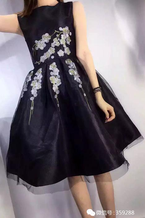 还在迷小白裙么？看看这些小黑裙带给你的性感吧！