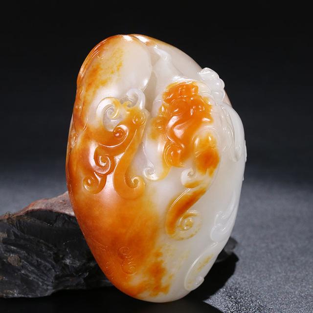 组图:*疆新**和田玉羊脂白玉籽料制成的手把件,雕刻细腻精致手感好