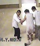 惊险一幕！孕妇半夜憋不住，医院大厅边走边生