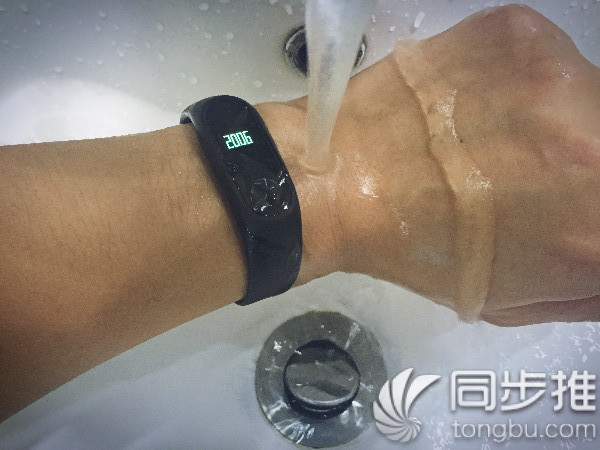 小米手环2充电震动怎么回事,小米手环2怎么连接苹果手机