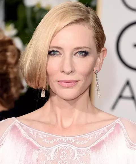 跟着别的女生买口红,跟着女明星买东西