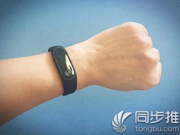 小米手环2充电震动怎么回事,小米手环2怎么连接苹果手机