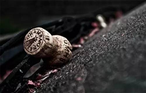 香槟酒的瓶塞是怎么装进去的,为什么香槟的酒塞是蘑菇形状
