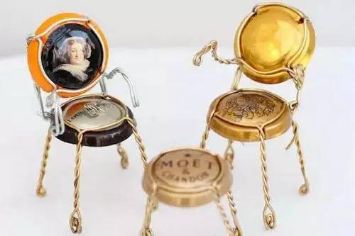 香槟酒的瓶塞是怎么装进去的,为什么香槟的酒塞是蘑菇形状