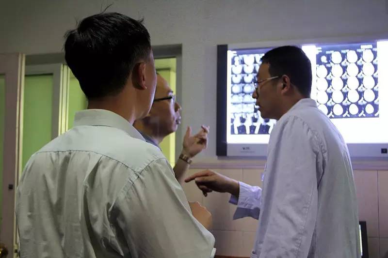 男孩误吞图钉,男孩吞下一枚图钉