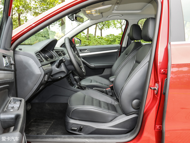 上汽荣威3601.4t,荣威360和大众朗逸