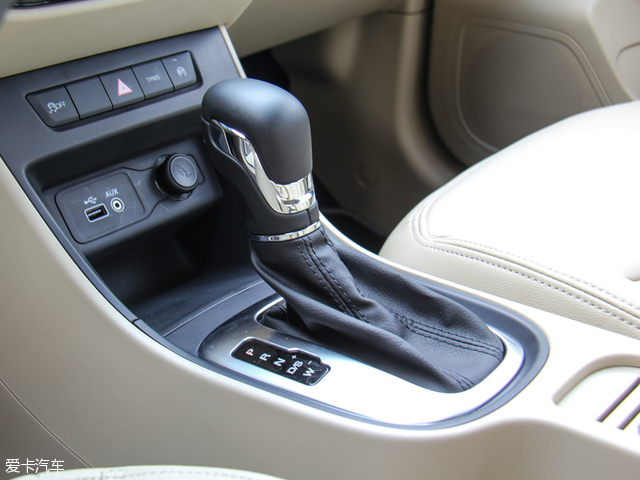 上汽荣威3601.4t,荣威360和大众朗逸