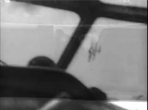 飞行员单挑32架日本飞机,一人单挑日本兵