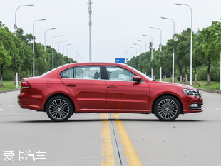 上汽荣威3601.4t,荣威360和大众朗逸