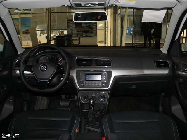 上汽荣威3601.4t,荣威360和大众朗逸