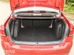 上汽荣威3601.4t,荣威360和大众朗逸