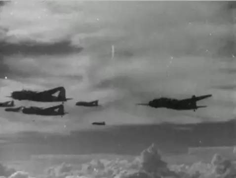 飞行员单挑32架日本飞机,一人单挑日本兵