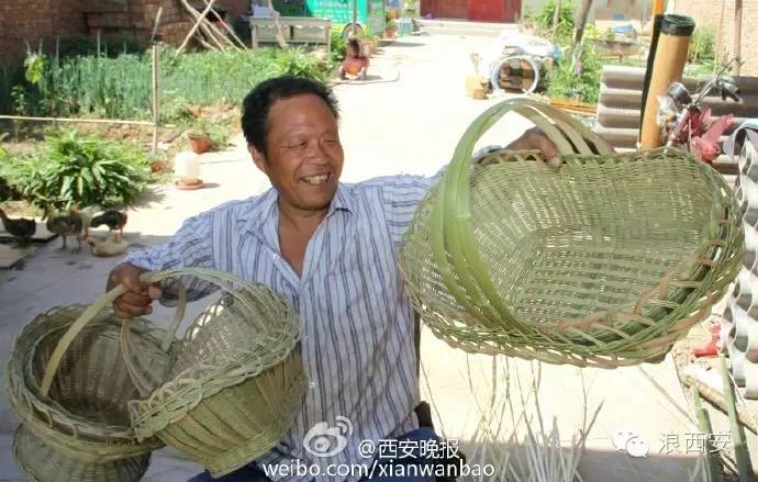 西安白鹿原上有位编花篮高手准备用竹子再现民居