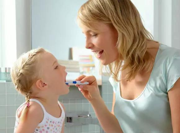 宝宝牙齿受伤后容易出血,宝宝牙齿摔伤变黑了怎么回事