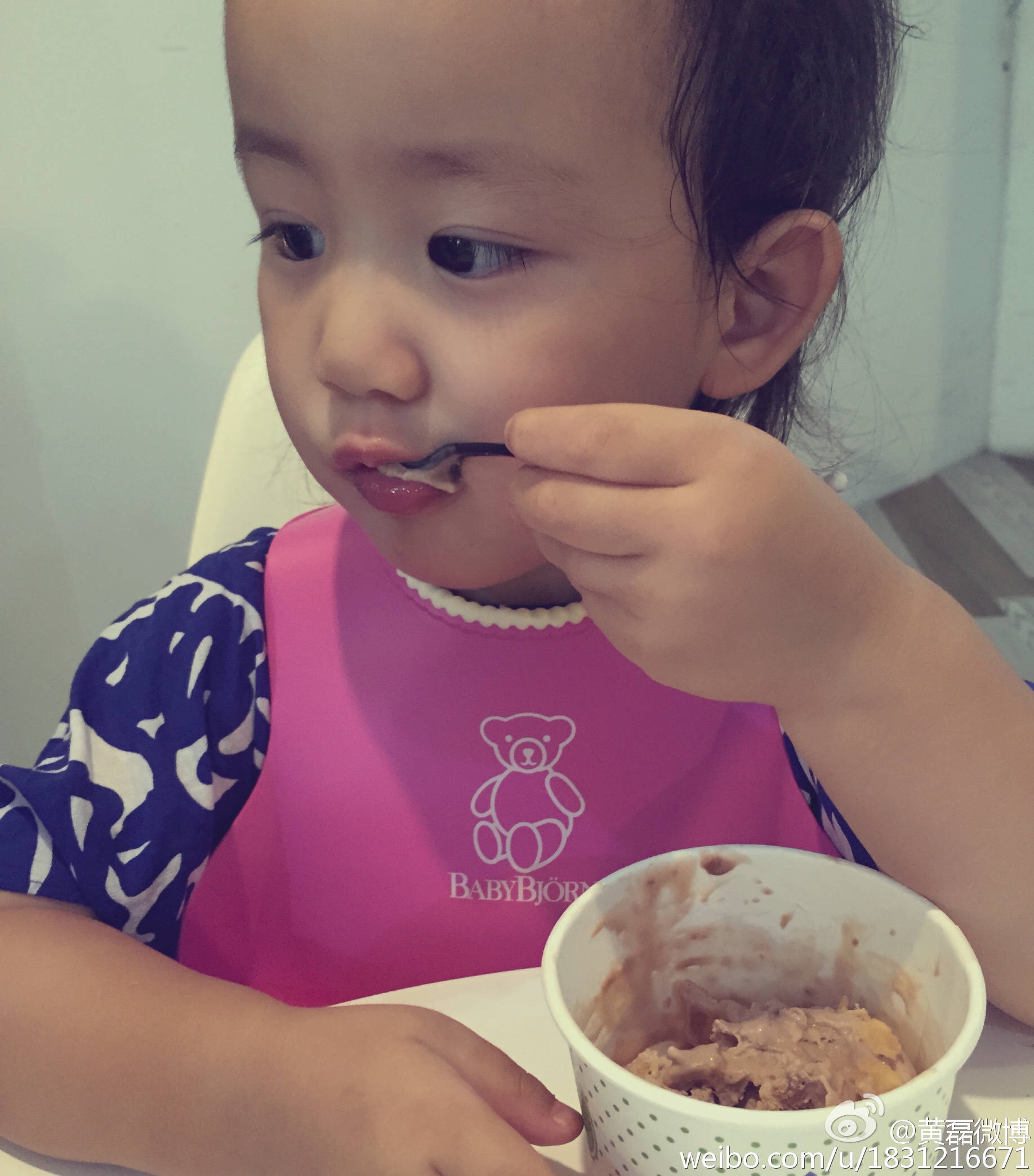 黄磊女儿多多和妹妹妈妈的合照,黄磊多多和多妹