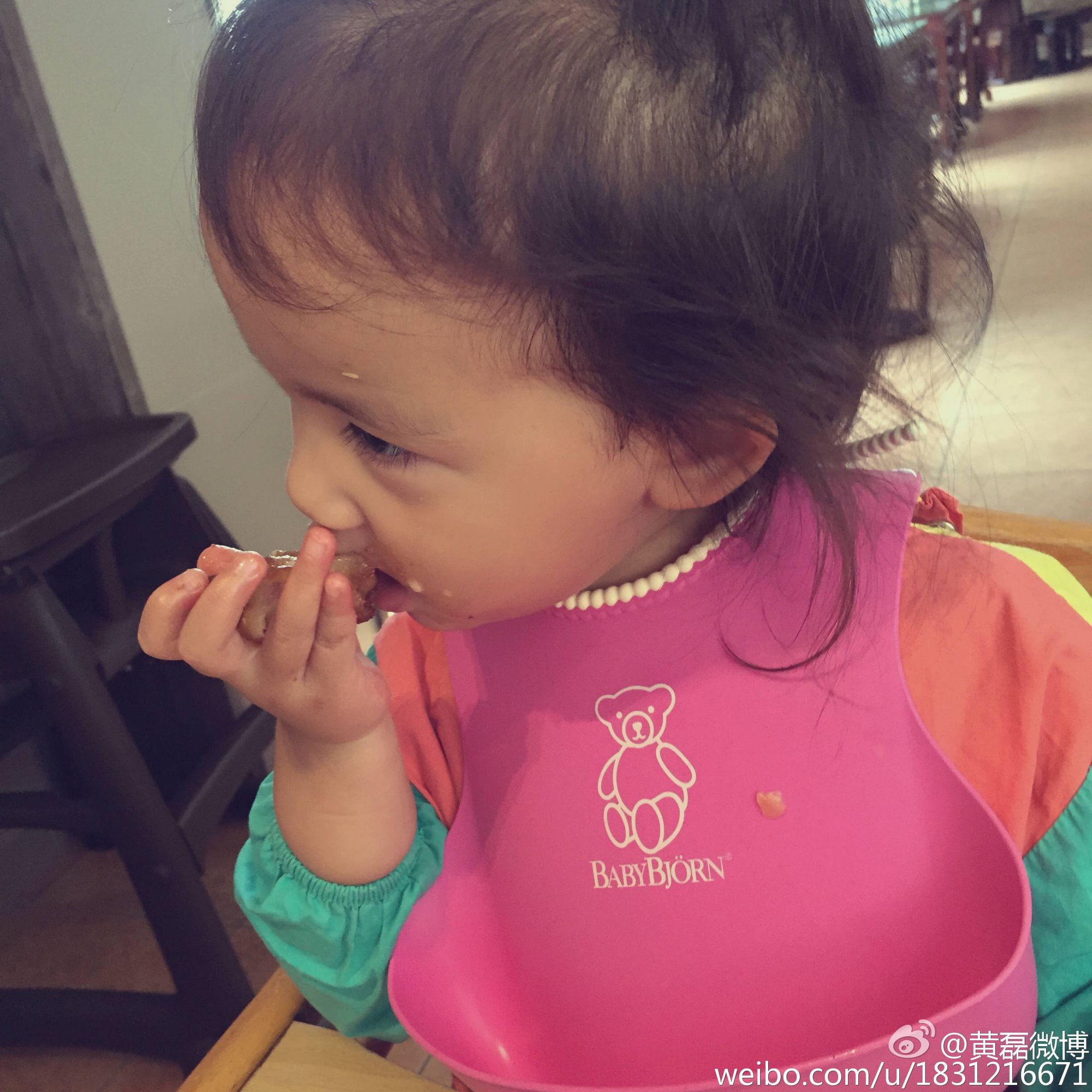 黄磊女儿多多和妹妹妈妈的合照,黄磊多多和多妹