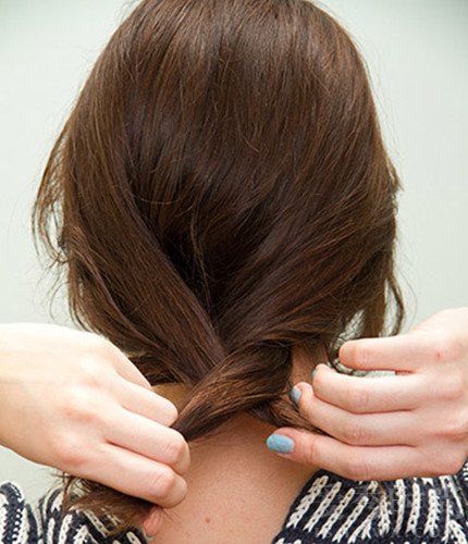 法式烫发中长发慵懒怎么扎,发量多夏季中长发发型扎法