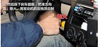 油门踏板不回位是怎么回事,开车时突然油门踏板难回位