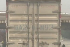 这位仁兄真猛!怒火攻心,竟然朝记者举起了砖头