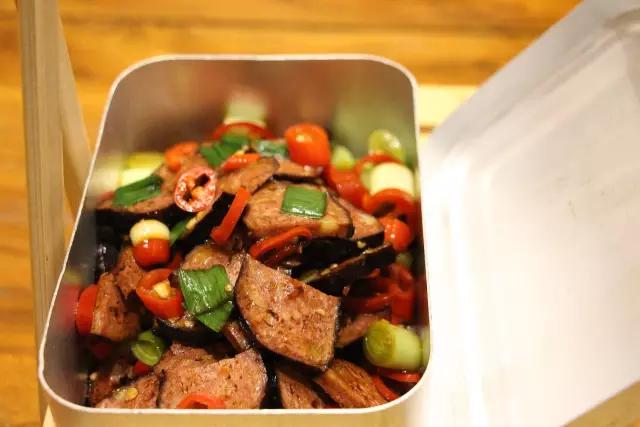 北京有家魔力餐厅，号称京城的“米饭收割机”，一到饭点就排队！