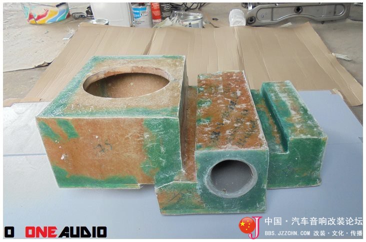 除了超薄低音，看他怎样把低音倒模在座椅下面，很严谨