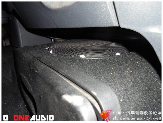 除了超薄低音，看他怎样把低音倒模在座椅下面，很严谨