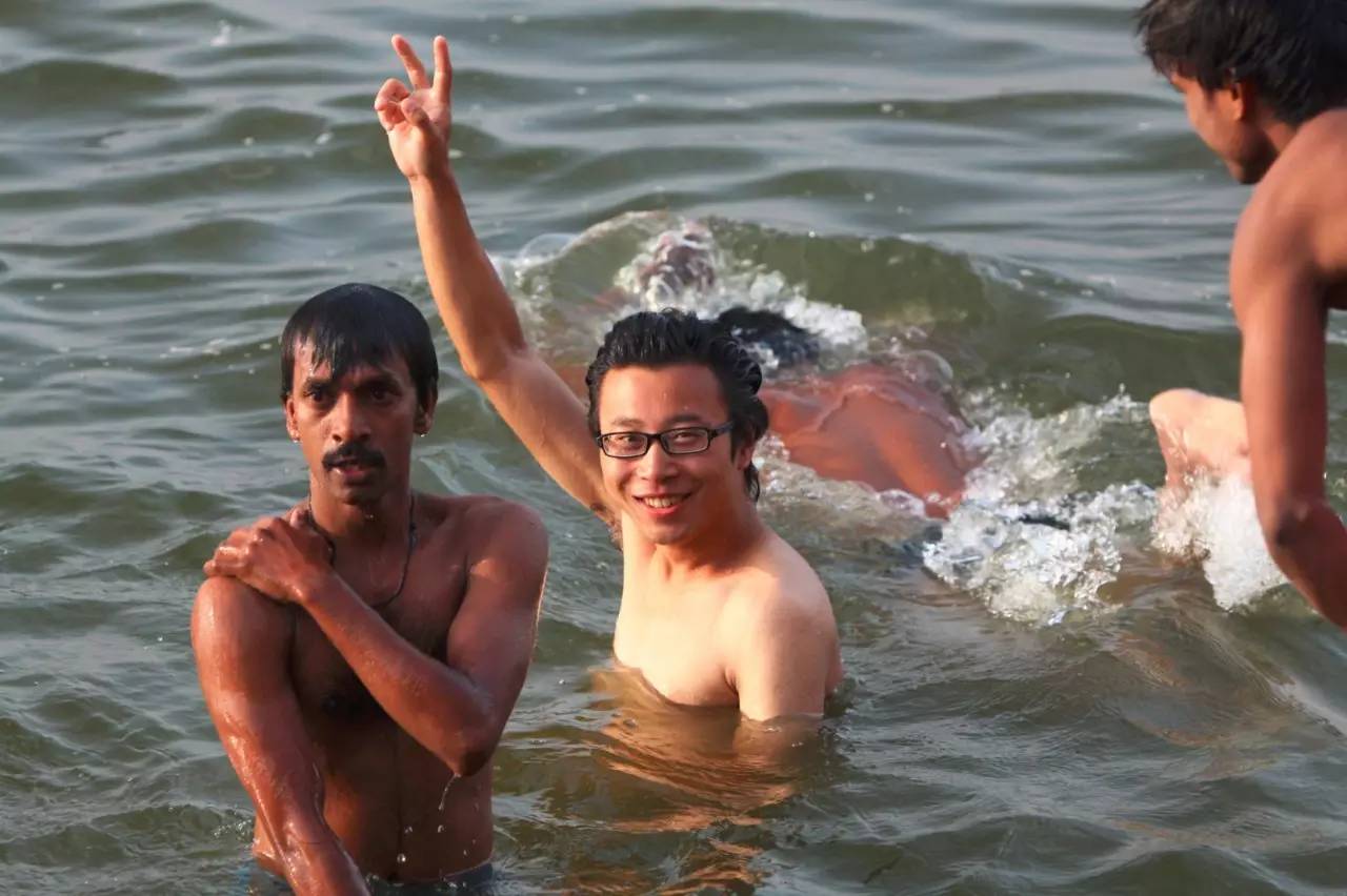 一个陕西汉子花7万元环游地球1圈，还带回一个美国女友！