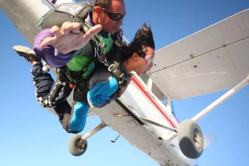 一个陕西汉子花7万元环游地球1圈，还带回一个美国女友！