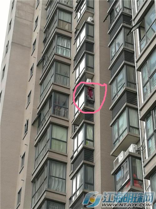 南通中港城八旬老太悬在窗外邻居们齐心协力将其救下
