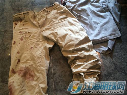 南通中港城八旬老太悬在窗外邻居们齐心协力将其救下