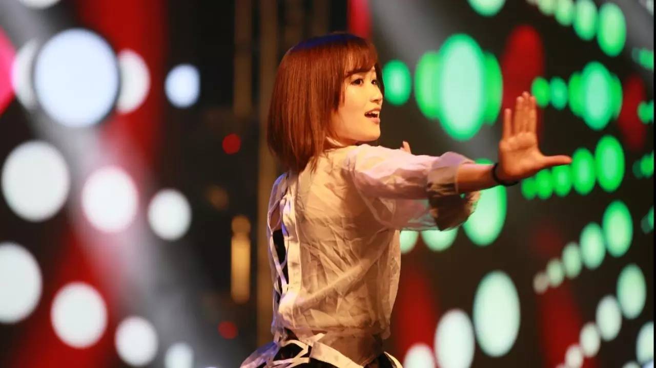 属于那晚的精彩,怎么能缺少高颜值美女和大长腿呢?