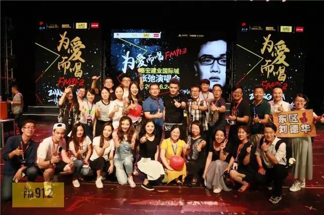 属于那晚的精彩,怎么能缺少高颜值美女和大长腿呢?