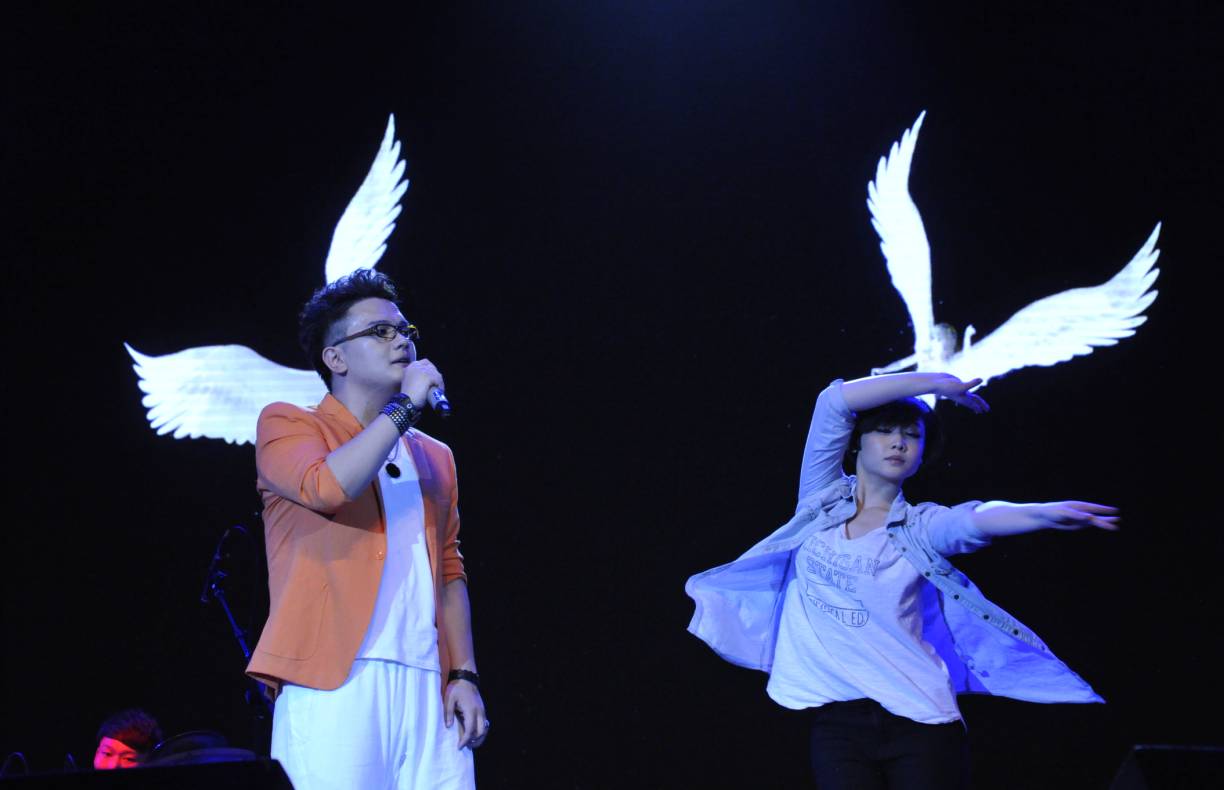 属于那晚的精彩,怎么能缺少高颜值美女和大长腿呢?